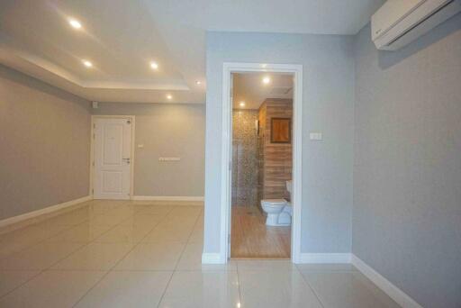 Spacious living area with view into a bathroom