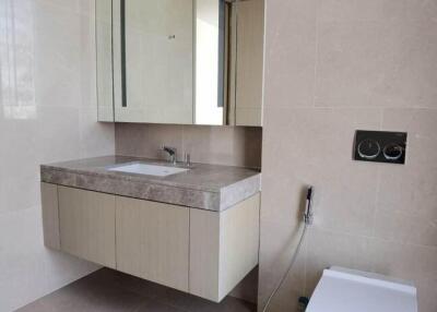 Modern bathroom with a wall-mounted toilet and vanity