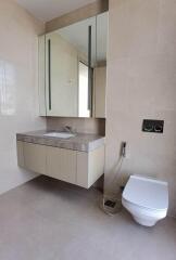 Modern bathroom with a wall-mounted toilet and vanity