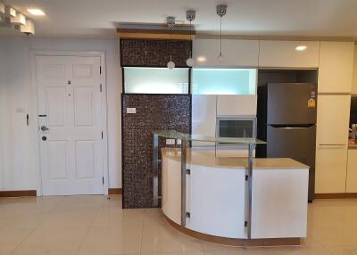 Modern kitchen with tiled backsplash and island