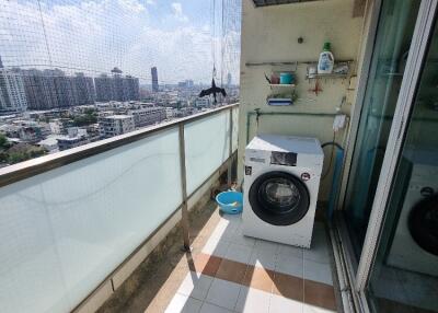 Balcony with a washing machine and view of the city