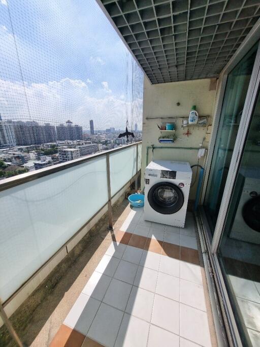 Balcony with a washing machine and view of the city