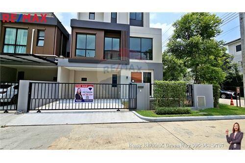 207 Sqm., 4 Beds Townhouse listed for ฿ 10,900,000.