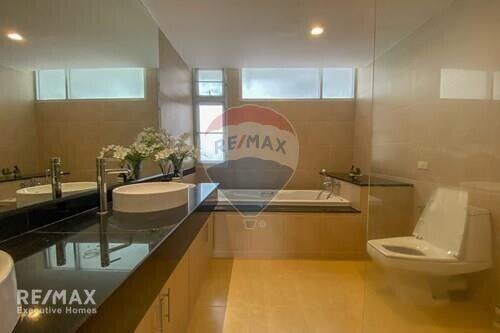 Modern 2 Bed Condo for Rent with Pet-Friendly Policy near Sukhumvit 31, BTS Phrompong and BTS Asoke