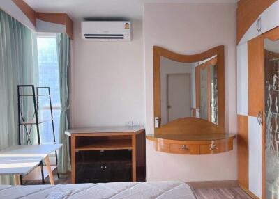 Bedroom with air conditioner and dressing table