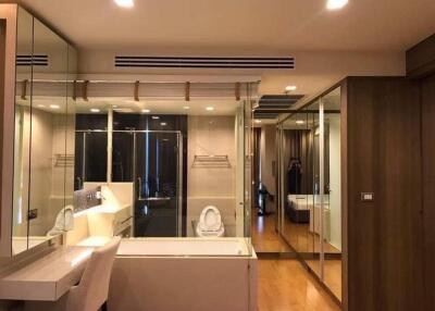 Modern bathroom with large mirrors and a bathtub