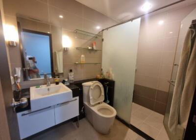 Modern bathroom with amenities