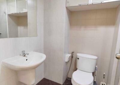 Modern bathroom with wall-hung sink and toilet