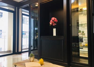 Modern living room with a glass display cabinet and a coffee table