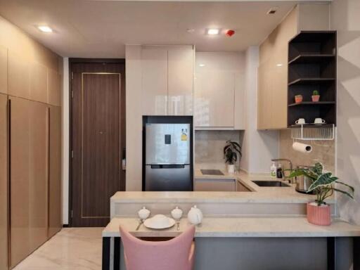 Modern kitchen with dining area