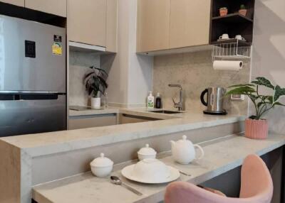 Modern kitchen with breakfast bar