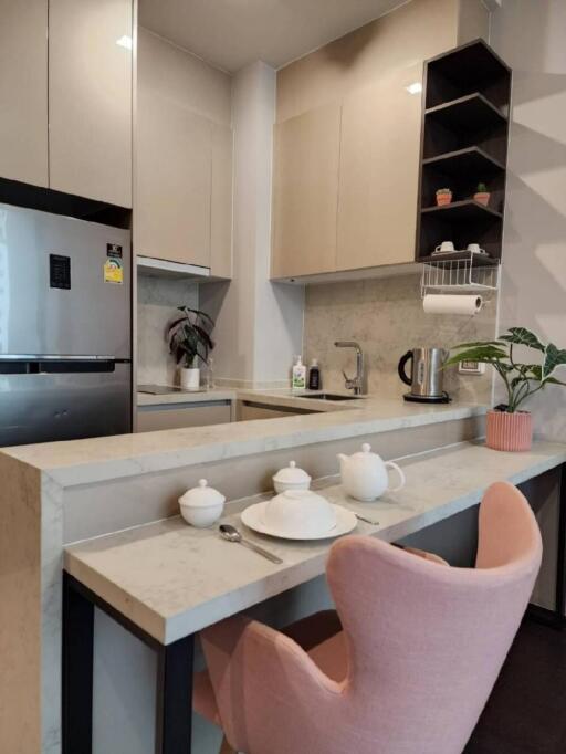 Modern kitchen with breakfast bar