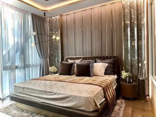 Modern and cozy bedroom with a large bed and stylish decor