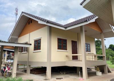 Single-story house with elevated foundation