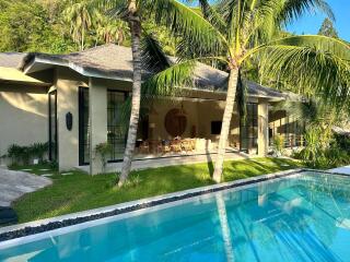 Stunning 4 bedrooms pool villa for sale in Lamai