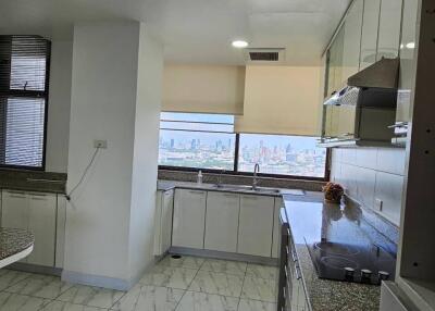 3-BR Condo at Ruamsuk Condominium near BTS Thong Lor