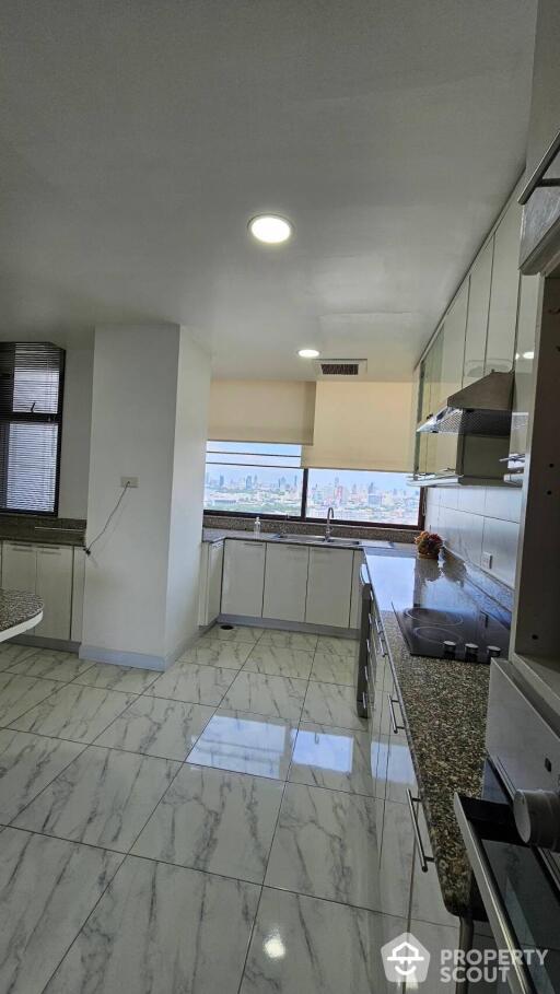 3-BR Condo at Ruamsuk Condominium near BTS Thong Lor