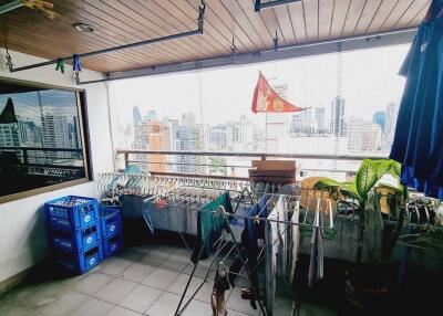 Large Condo High Floor Sukhumvit 23