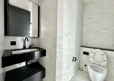 Modern Bathroom with Black and White Decor