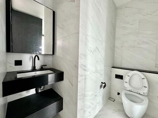 Modern Bathroom with Black and White Decor