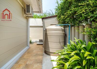 Courtyard with water tank and greenery