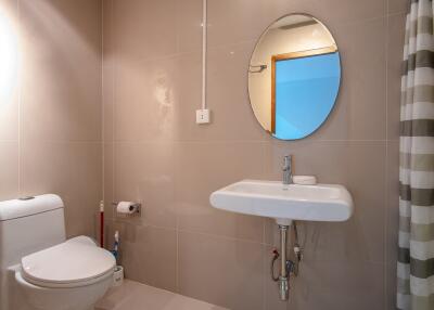 Modern bathroom with circular mirror and basin sink