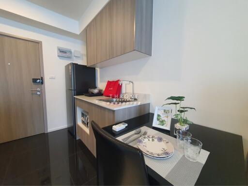 Modern kitchen with dining area