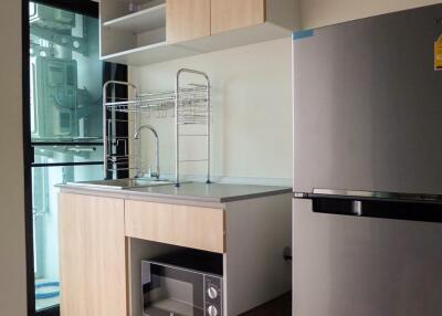 Modern kitchen with cabinetry and appliances