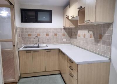 Modern kitchen with tiled backsplash