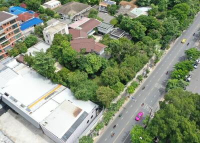 Aerial view of a neighborhood with buildings and greenery