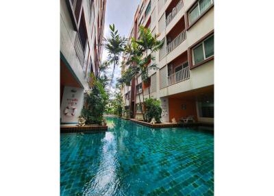 swimming pool between apartment buildings
