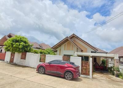 Exterior view of a residential house and driveway