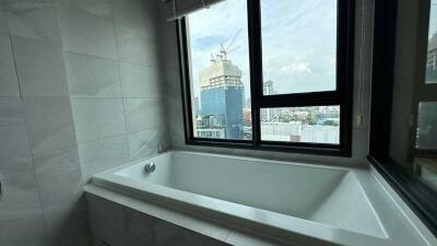 Bathroom with a bathtub and a city view