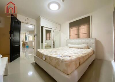 Spacious bedroom with a double bed, closet, and large windows