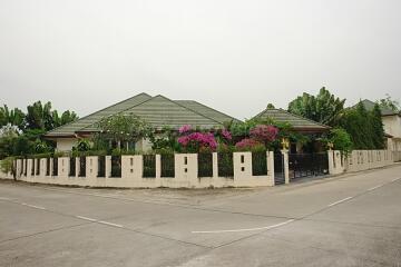 SP5 Village House for sale in East Pattaya, Pattaya. SH5335