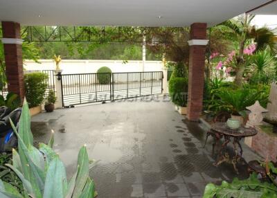 SP5 Village House for sale in East Pattaya, Pattaya. SH5335