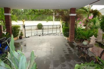 SP5 Village House for sale in East Pattaya, Pattaya. SH5335