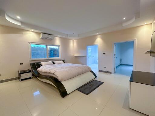 4 Bedrooms @ Miami Villas