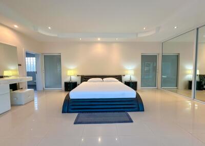 4 Bedrooms @ Miami Villas