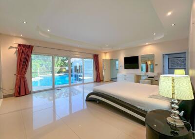 4 Bedrooms @ Miami Villas
