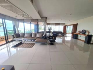 Spacious 3-bedroom condo on Pratamnak