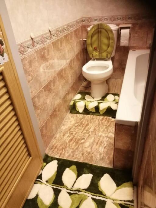 Bathroom with toilet and bathtub