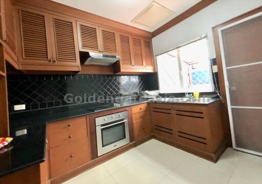 4 Bedrooms Townhouse in Secure Compound - Sukhumvit 55 (Thonglor)