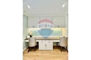 Luxury 2-Bedroom Condo with Fantastic Facilities near Phrom Phong BTS Station