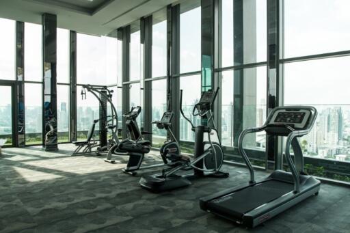 Well-equipped gym with city view