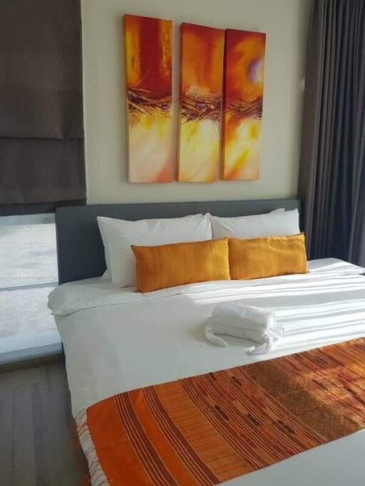 Modern bedroom with vibrant orange accents