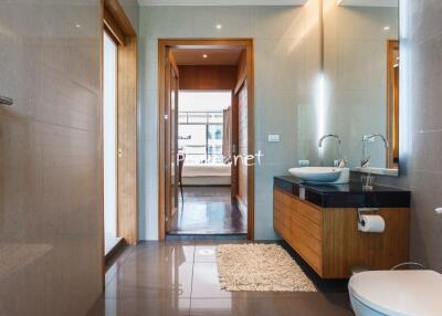 Modern bathroom with view into a bedroom