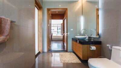 Modern bathroom with view into a bedroom