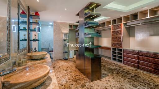 Spacious and modern bathroom with integrated walk-in closet