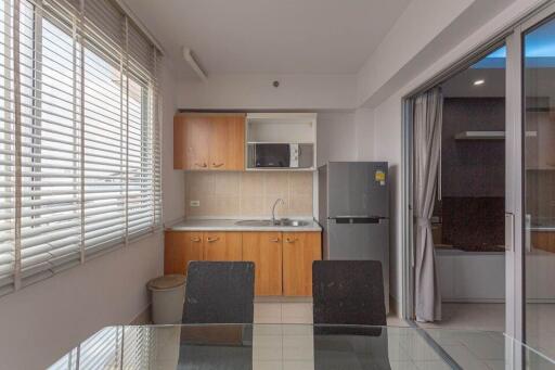 Modern kitchen with dining area